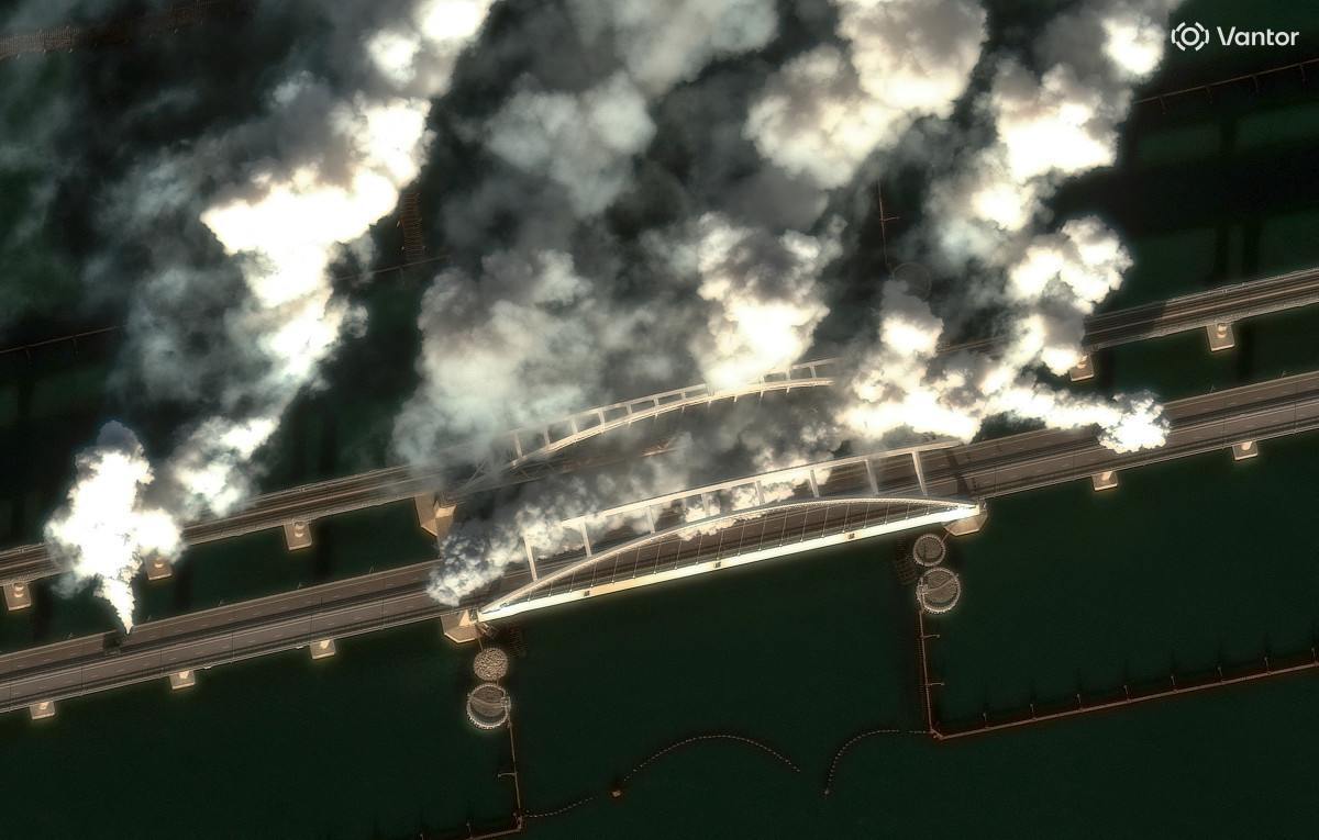 Imagem de satélite de geradores de fumaça na Ponte da Crimeia, após ofensiva ucraniana/Handout/Imagem de satélite ©2026 Vantor/AFP