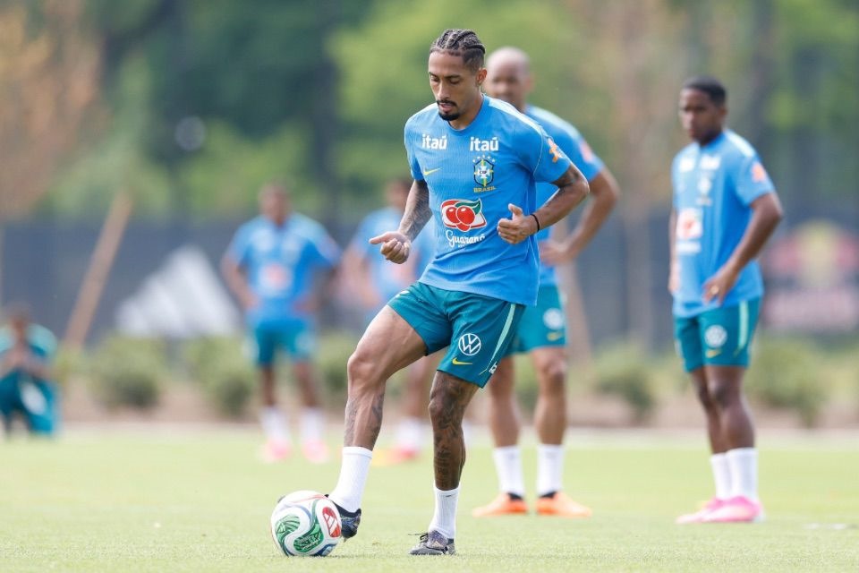 Raphinha, jogador da Seleção Brasileira/Rafael Ribeiro e Nelson Terme / CBF