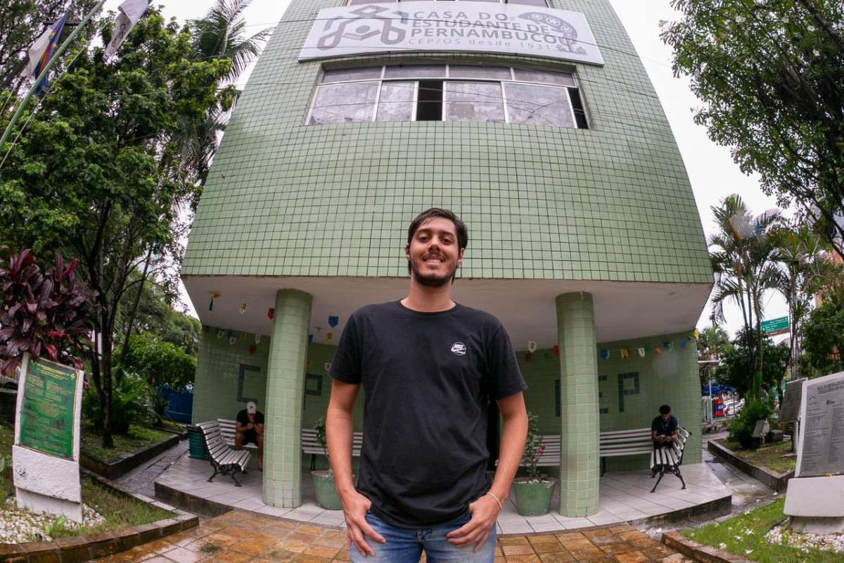 André Vinícios, 25 anos, coordenador de infraestrutura da Casa do Estudante de Pernambuco (CEP) (Foto: Rafael Vieira/DP)