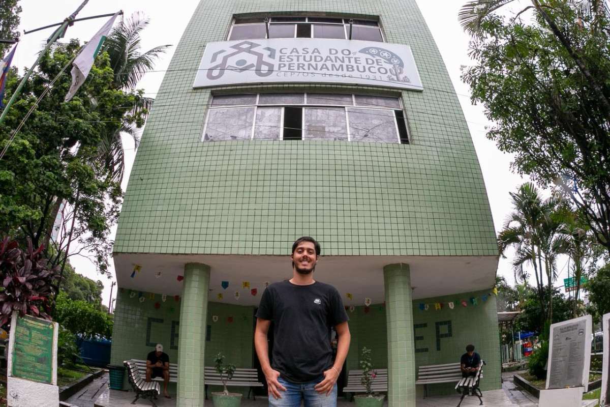 André Vinícios, 25 anos, coordenador de infraestrutura da Casa do Estudante de Pernambuco (CEP) (Foto: Rafael Vieira/DP)