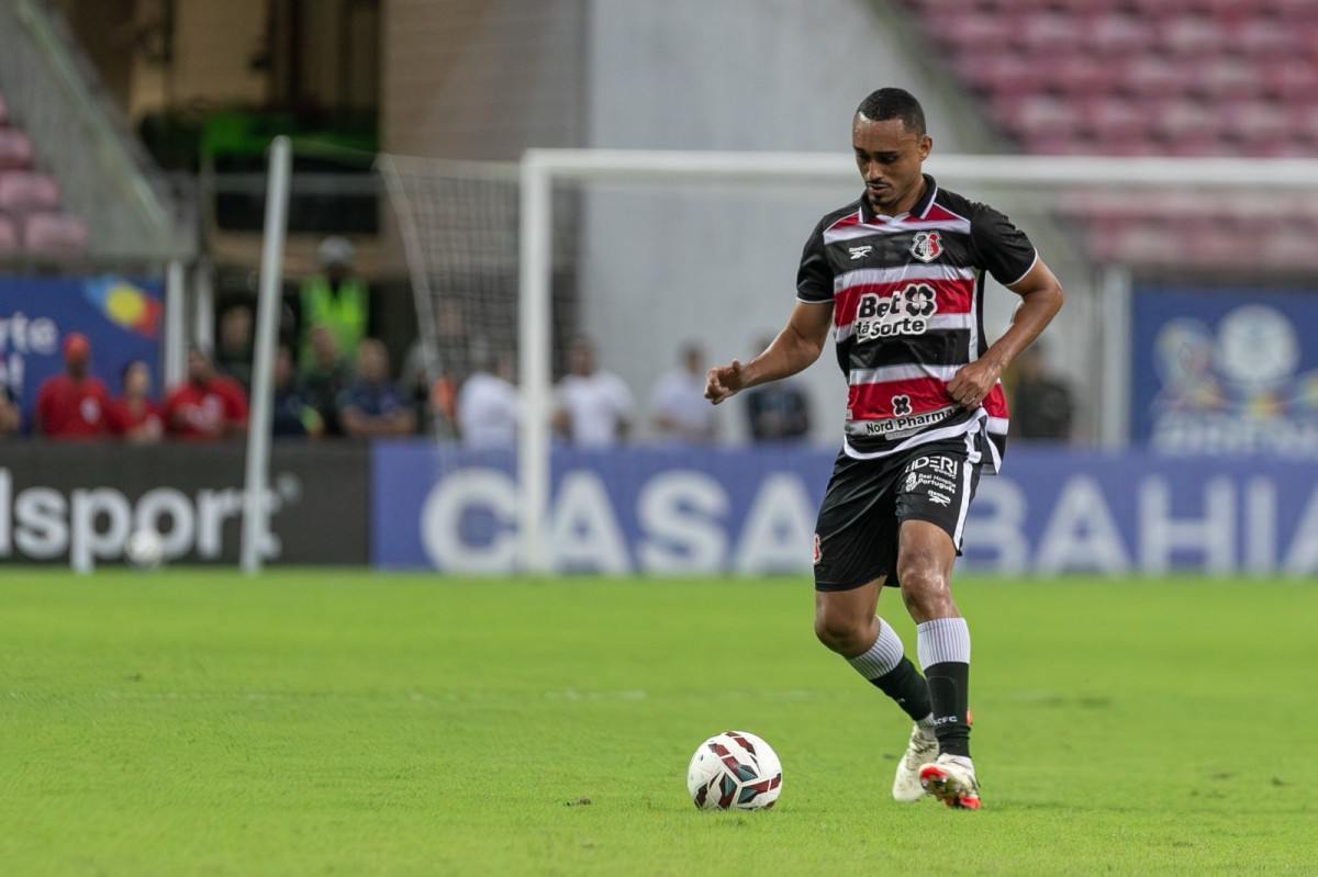Eurico, zagueiro do Santa Cruz/Rafael Vieira