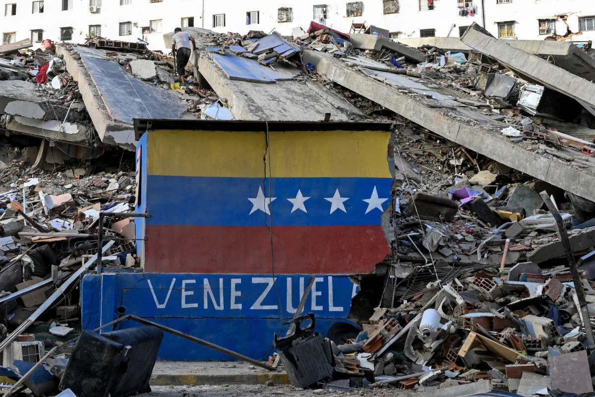  Já são quase mil mortos e mais de 50 mil desaparecidos no norte da Venezuela/ AFP