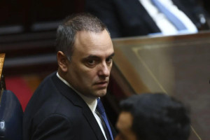 Chefe de Gabinete da presid&ecirc;ncia da Argentina, Manuel Adorni, renuncia ap&oacute;s esc&acirc;ndalo por enriquecimento il&iacute;cito 