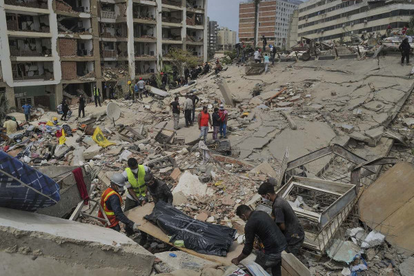 Protesto de moradores, obriga militares de participar de resgate após terremotos na Venezuela