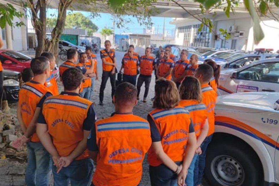 Equipes foram deslocadas na manhã deste domingo (28)/Foto: Reprodução/Instagram @defesacivilpe