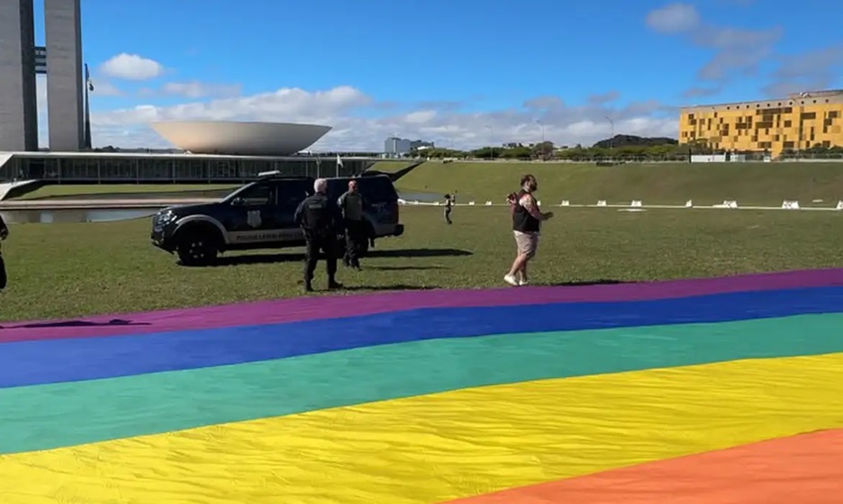 A bandeira com as cores do arco-íris, de aproximadamente 50 metros de comprimento, foi levada por ativistas que pretendiam realizar um ato pacífico no local/Grupo Estruturação/Divulgação
