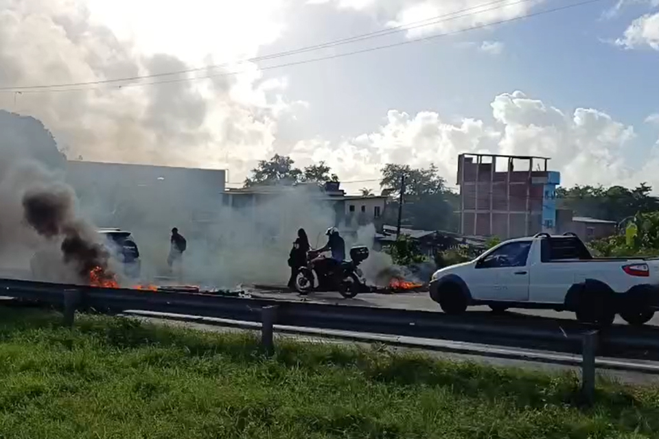 Protesto no km 71 da BR-101, no Barro/DIVULGAÇÃO/PRF
