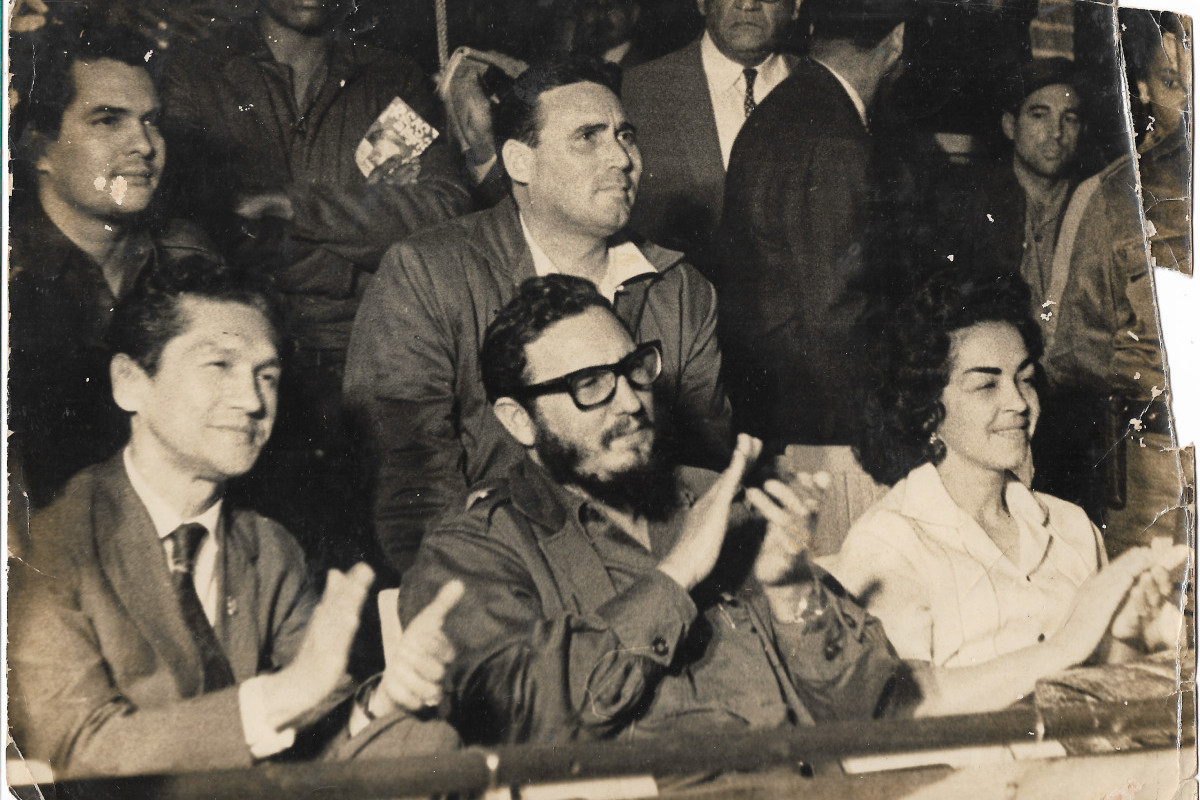 Alexina Crêspo e Francisco Julião acompanham, ao lado de Fidel Castro (centro), o espetáculo inaugural do circo soviético em Havana, Cuba (1962). (Foto: Divulgação)