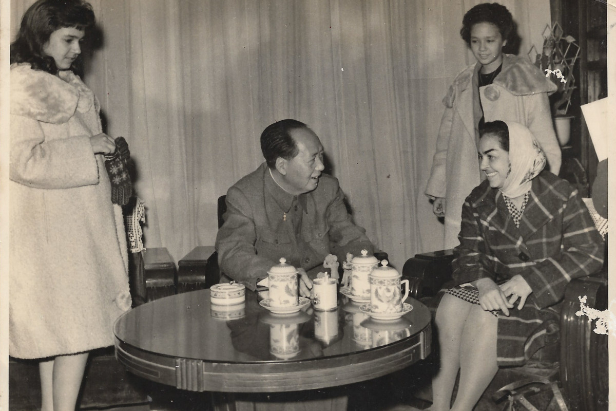 Alexina e suas filhas, Anatailde (esquerda) e Anatilde (direita), sendo recebidas por Mao tsé-Tung, na Cidade Proibida, Pequim, China (1962). (Foto: Divulgação)