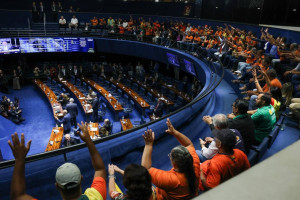 Bras&iacute;lia 25/11/2025 - Sess&atilde;o do Senado que votou  o projeto de lei complementar (PLP 185/2024) que regulamenta a aposentadoria especial dos agentes comunit&aacute;rios de sa&uacute;de e dos agentes de combate &agrave;s endemias. Foto Lula Marques/Ag&ecirc;ncia Brasil