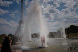  Casal se refresca na Fonte do Trocad&eacute;ro, pr&oacute;ximo a Torre Eiffel