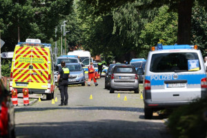  A pol&iacute;cia e equipes de resgate trabalham no local onde cinco pessoas morreram em um tiroteio em Stade