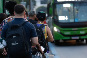Pessoas esperando &ocirc;nibus