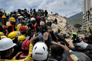 Equipes de resgate trabalham em Caraballeda, no estado venezuelano de La Guaira