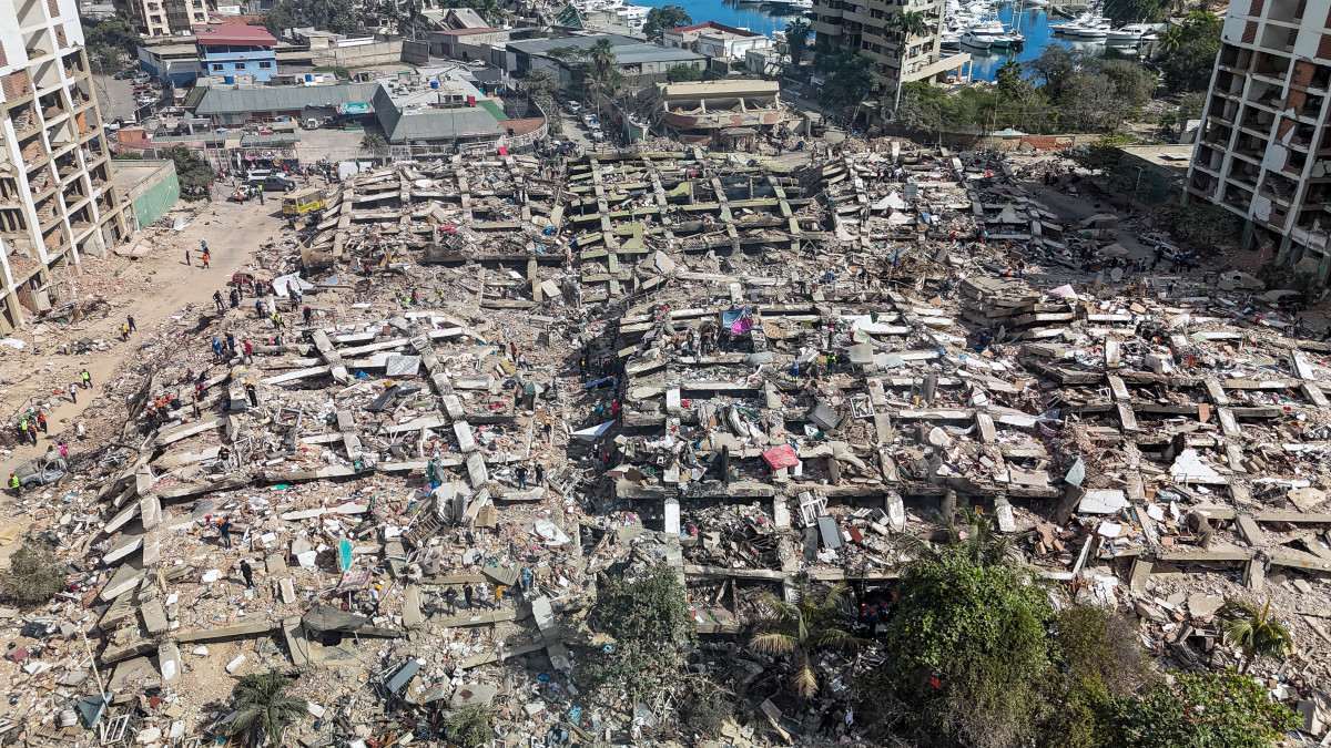 Vista aérea de edifícios destruídos em Caraballeda, no estado de La Guaira, na Venezuela/ AFP