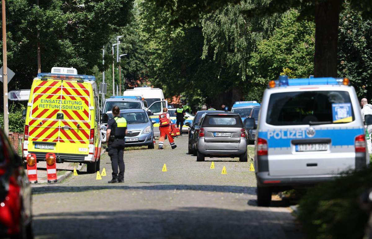  A polícia e equipes de resgate trabalham no local onde cinco pessoas morreram em um tiroteio em Stade/ AFP