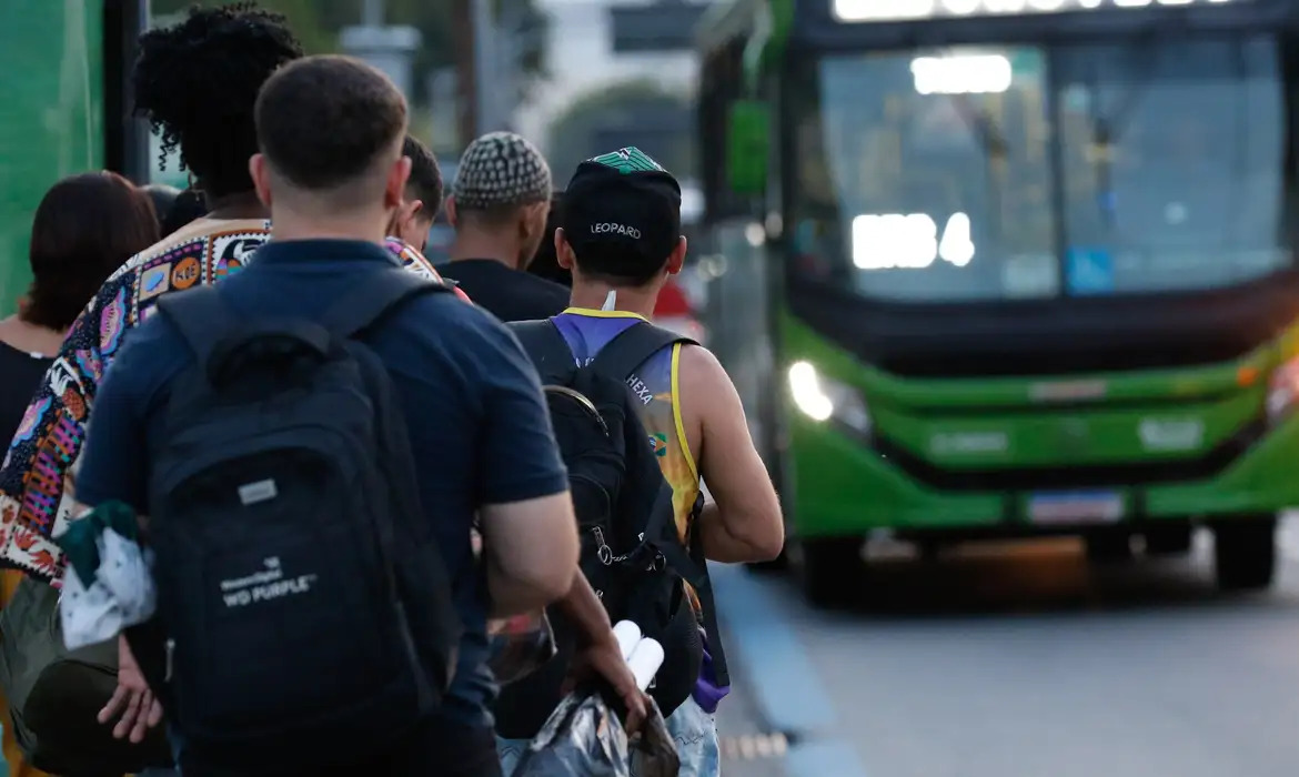 Pessoas esperando ônibus/Fernando Frazão/Agência Brasil