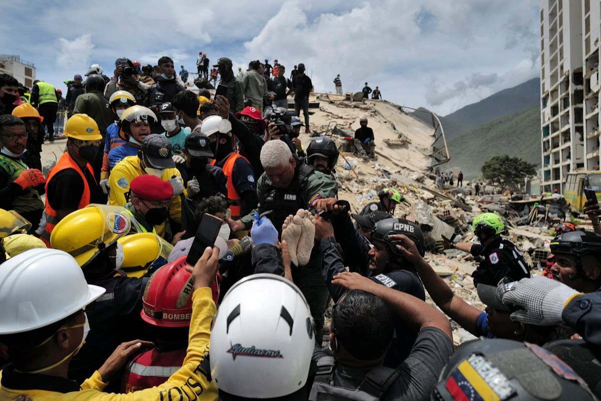 Equipes de resgate trabalham em Caraballeda, no estado venezuelano de La Guaira/Mauricio Valenzuela/AFP