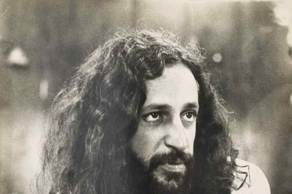 Alceu Valença consolidou uma obra que transita entre o frevo, o forró, o rock, a psicodelia e a música nordestina.