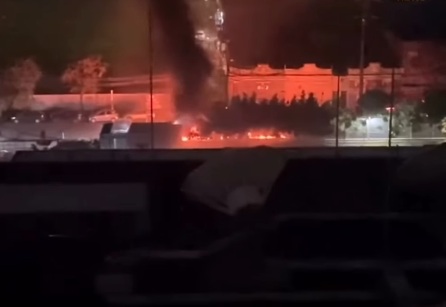 Curto-circuito provoca incêndio em árvore e carro no bairro de Santo Amaro, no Recife
/Foto: Reprodução/redes sociais