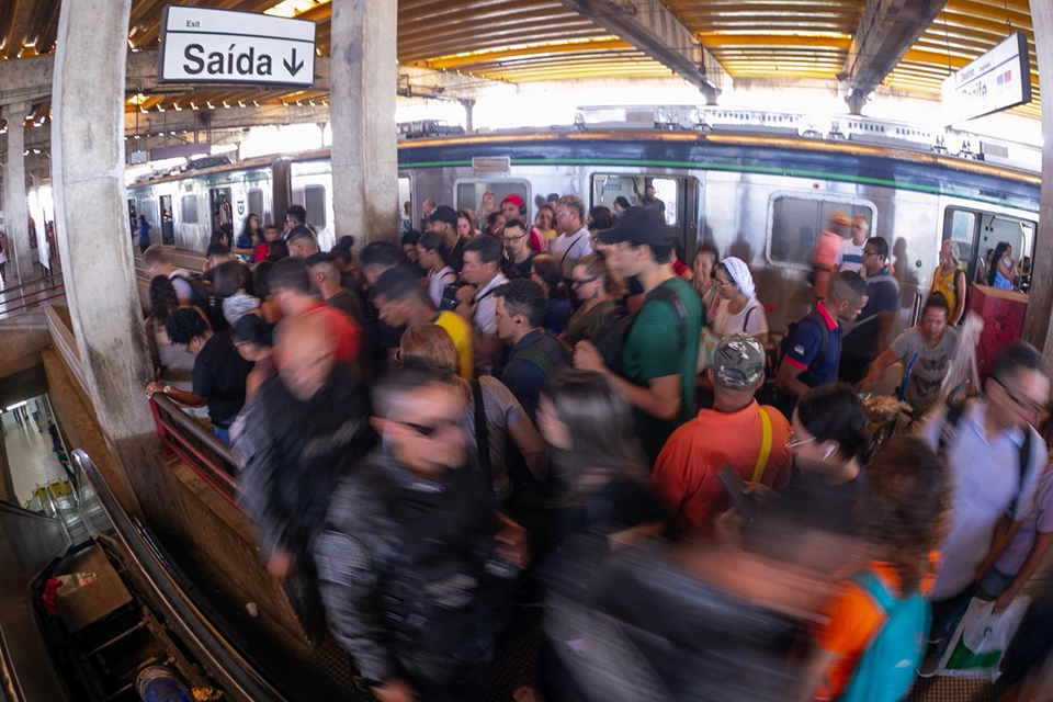 Usuários da Linha Sul do Metrô do Recife na estação Joana Bezerra/RAFAEL VIEIRA/DP