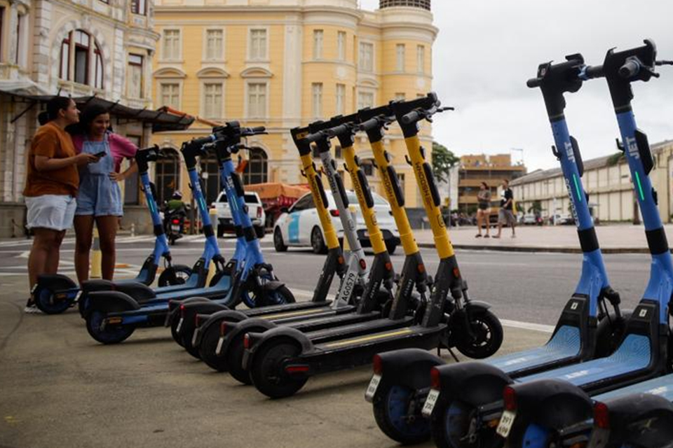 Juntando os dados disponibilizados pela Jet e Whoosh, já foram registrados no Recife cerca de 100 mil viagens com os patinetes elétricos compartilhados
/Foto: Marina Torres / Arquivo DP