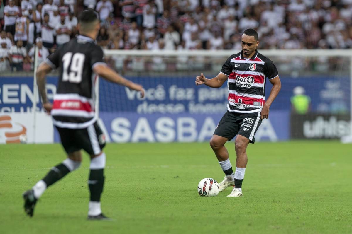 Eurico, zagueiro do Santa Cruz/Rafael Vieira