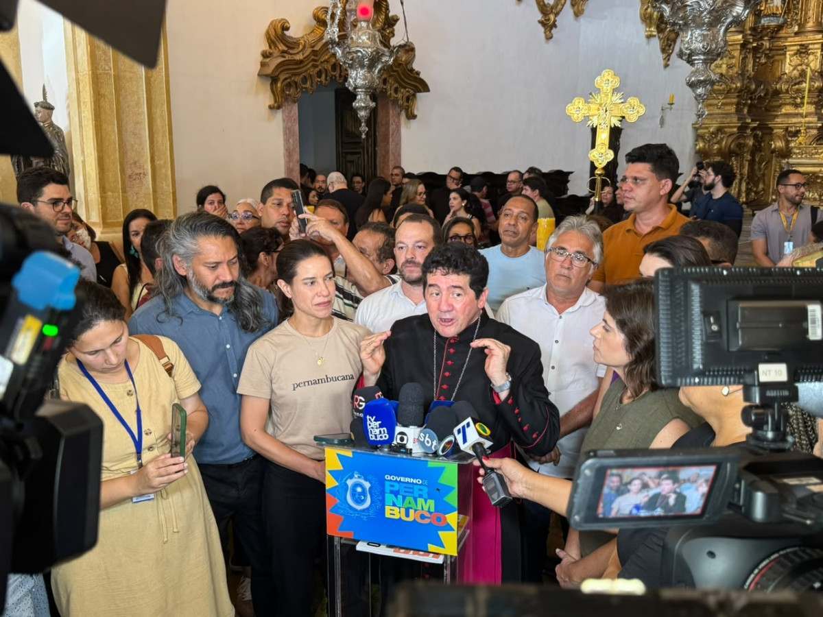 Dom Paulo Jackson ao lado da governadora Raquel Lyra (Maurício Ferry/DP Foto)