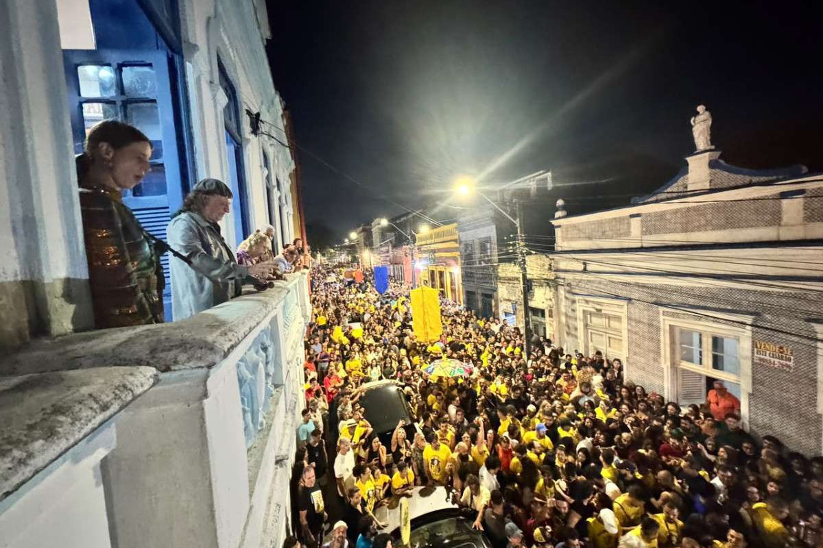 Alceu Valença assistiu os foliões cantarem 'Parabéns' da sacada da Casa Estação da Luz/Foto: Karol Rodrigues/DP Foto