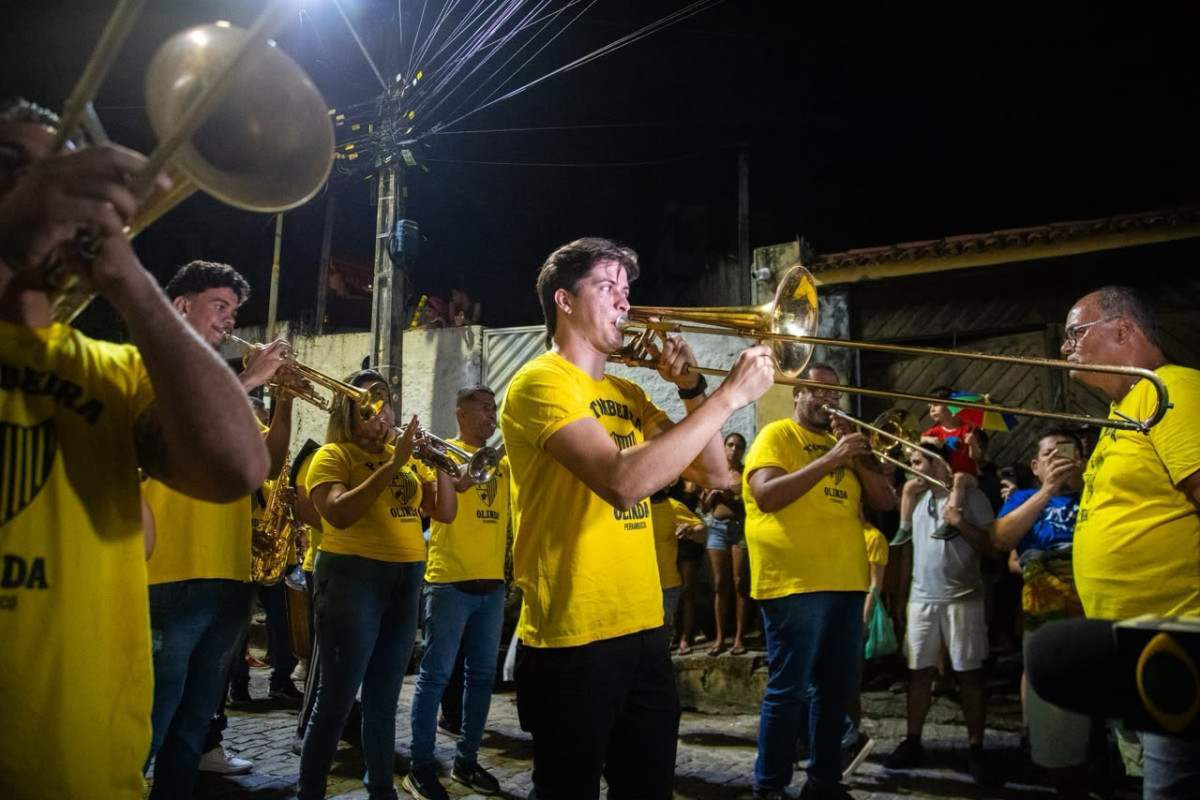 Foliões acompanham o cortejo da Pitombeira dos Quatro Cantos em celebração aos 80 anos de Alceu Valença (Foto: Karol Rodrigues/DP Foto)