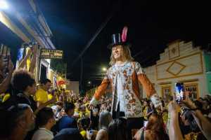 Foli&otilde;es acompanham o cortejo da Pitombeira dos Quatro Cantos em celebra&ccedil;&atilde;o aos 80 anos de Alceu Valen&ccedil;a