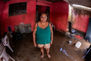 Maria Aparecida precisou abandonou a casa de barco durante enchente