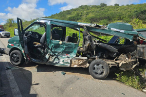 No acidente, van foi atingida por um caminh&atilde;o e um carro na BR-232