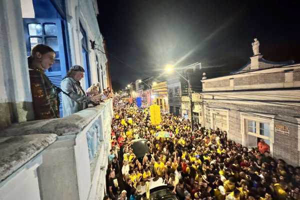 Homenagem ao aniversário de Alceu Valença vira "carnaval" surpresa em Olinda