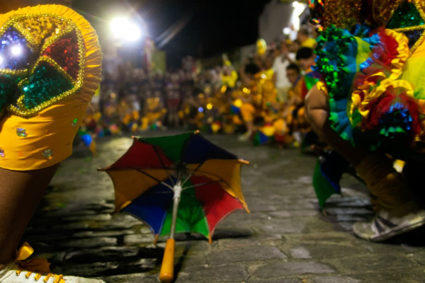 O aniversário de 80 anos de Alceu Valença fez da noite desta quarta-feira (1º) um Carnaval em julho (Foto: Weslly Gomes/DP foto)