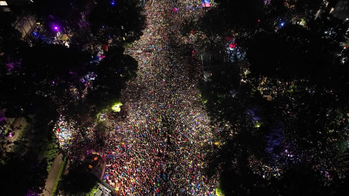 Torcedores mexicanos se reuniram para assistir à partida entre México e Equador em telões, na Cidade do México/DANIEL CARDENAS/ANADOLU/ANADOLU VIA AFP