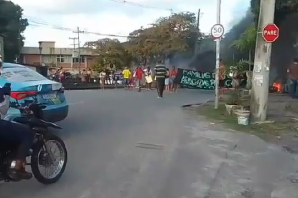 moradores-protestam-no-bairro-de-afogados.jpeg/Reprodução/CBMPE