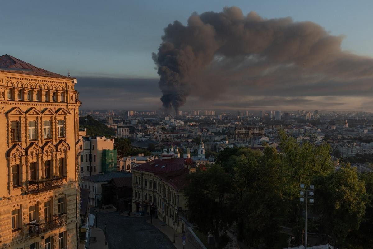 Fumaça sobe sobre a cidade de Kiev após um ataque aéreo russo/ROMAN PILIPEY/AFP