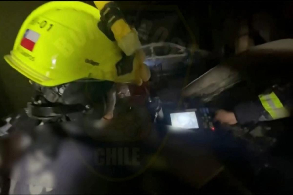 Equipes de resgate comunicando-se com o segurança Hernan Gil, de 43 anos, preso nos escombros em Catia La Mar após os dois terremotos que atingiram a Venezuela/HANDOUT (ARMED POLICE FORCE, NEPAL)/BOMBEROS DE CHILE/AFP