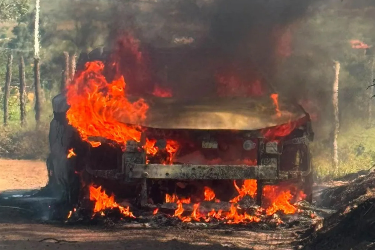 Carro foi incendiado em Gravatá/REPRODUÇÃO/REDE SOCIAL