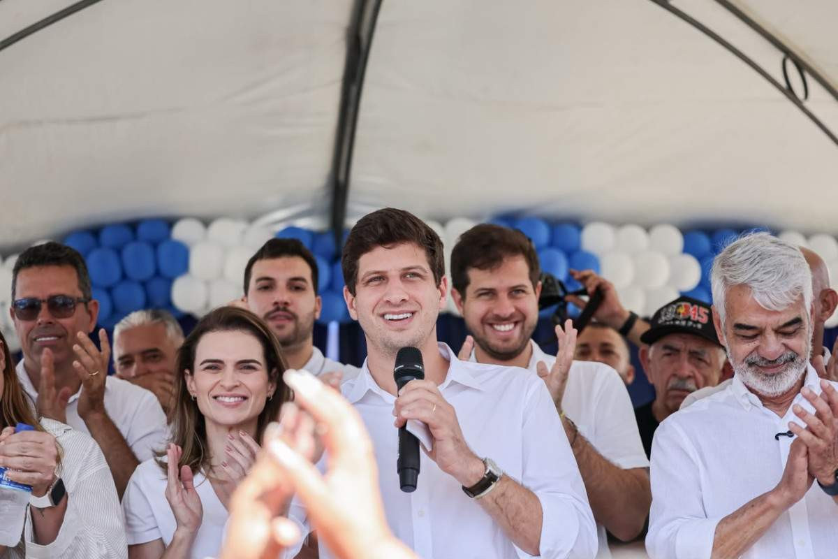 Em Garanhuns, João Campos dá continuidade ao roteiro que vem cumprindo pelos municípios do interior./Foto: Edson Holanda