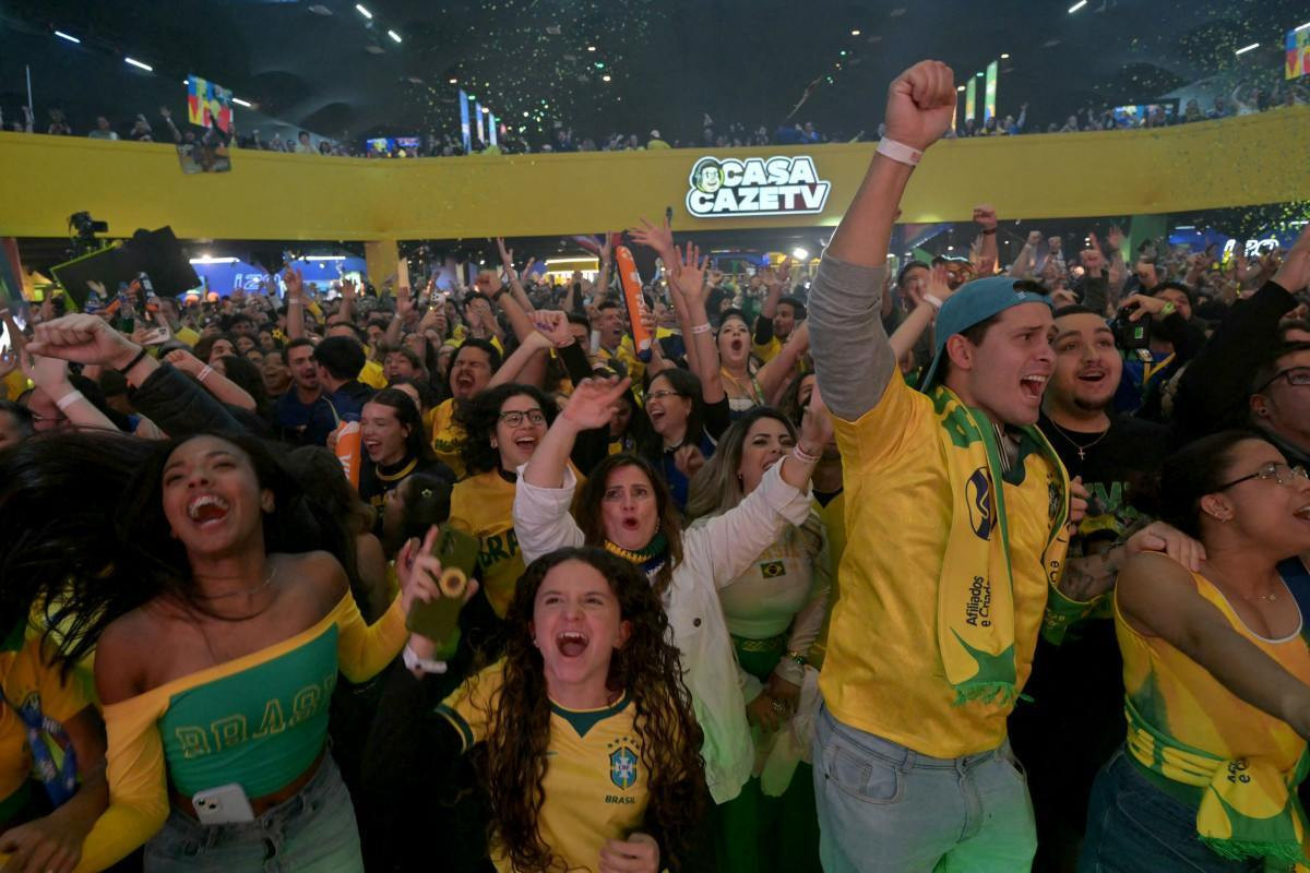 Torcida brasileira acompanha jogo da Seleção na Casa Cazé TV, em São Paulo/NELSON ALMEIDA / AFP