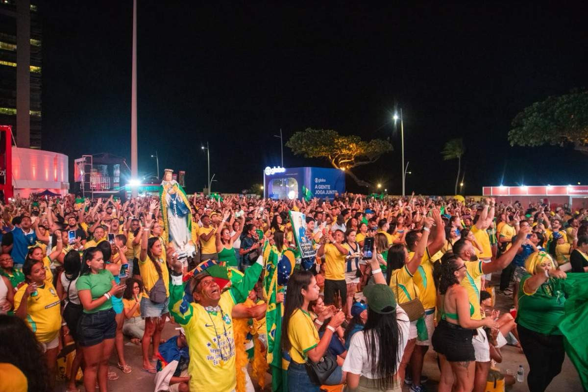 Torcida brasileira no Dona Lindu, em Boa Viagem, Zona Sul do Recife/Karol Rodrigues/DP Foto