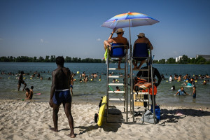 Praia de Bordeaux Lac, na Fran&ccedil;a, lotada de banhistas 