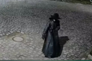 Homem usava fantasia durante a noite e assutava moradores da cidade