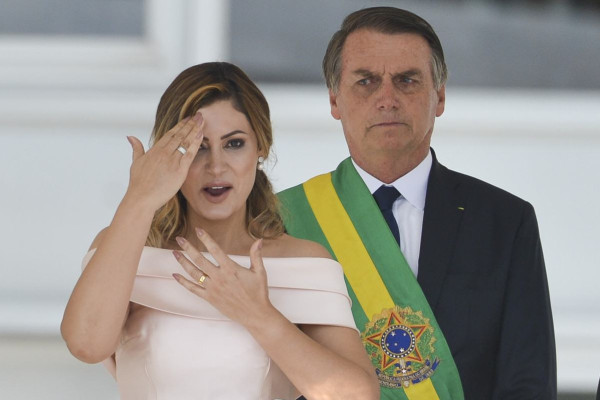 A primeira-dama Michelle Bolsonaro discursa em Libras no Parlatório do Palácio do Planalto