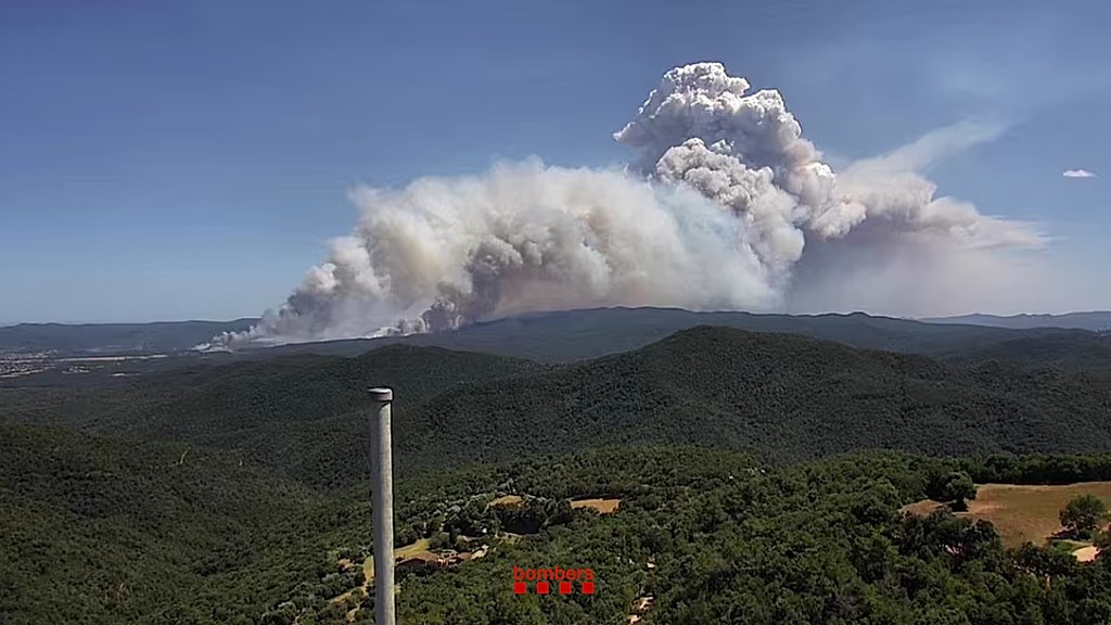 Incêndio na província de Girona, a cerca de 20 km da costa do Mediterrâneo/Bomberos de Cataluña/Divulgação