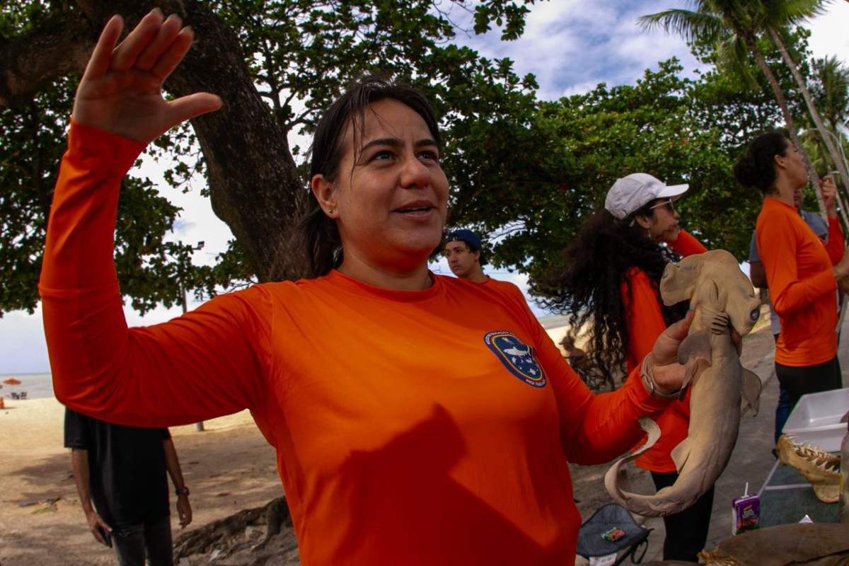 Médica veterinária Ariane Gomes, voluntária do Núcleo de Educação Ambiental Professor Fábio Hazin, da Universidade Federal Rural de Pernambuco (UFRPE) (Foto: Rafael Vieira/DP)