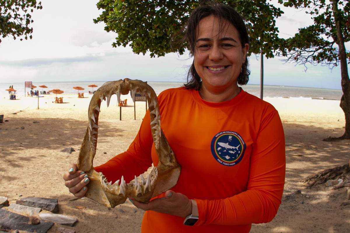 Médica veterinária Ariane Gomes, voluntária do Núcleo de Educação Ambiental Professor Fábio Hazin, da Universidade Federal Rural de Pernambuco (UFRPE) (Foto: Rafael Vieira/DP)