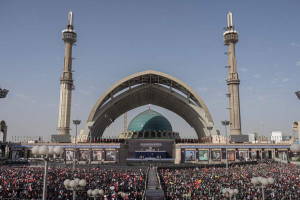 Os caix&otilde;es do falecido L&iacute;der Supremo do Ir&atilde;, Aiatol&aacute; Ali Khamenei, e de seus familiares aparecem na Grande Mosalla, no in&iacute;cio das cerim&ocirc;nias f&uacute;nebres em Teer&atilde;